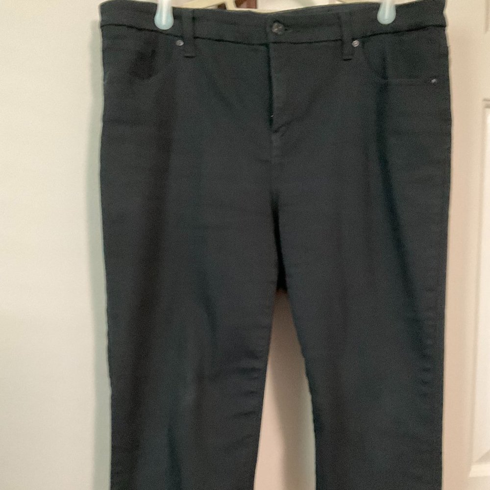 Chico's black crops